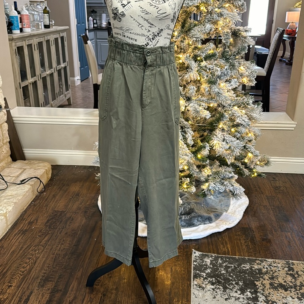 Army green cropped pants